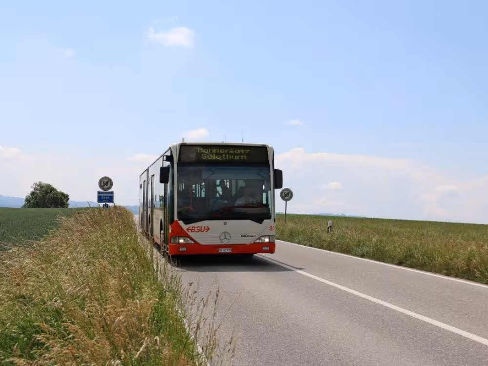BSU Bus fährt über das Land