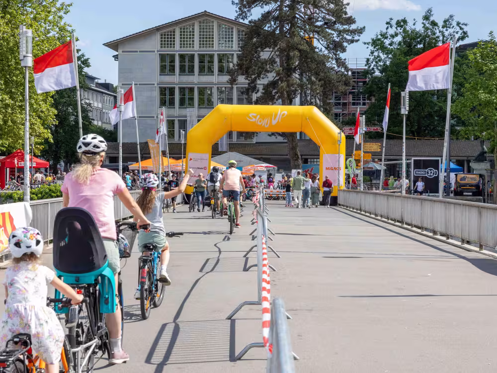 Velofahrer auf Brücke
