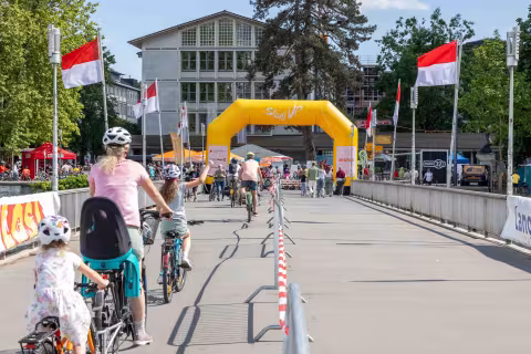 Velofahrer auf Brücke
